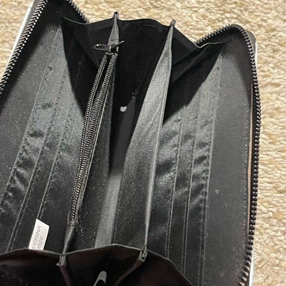 Stay  cool wallet with wristlet - Picture 4 of 6